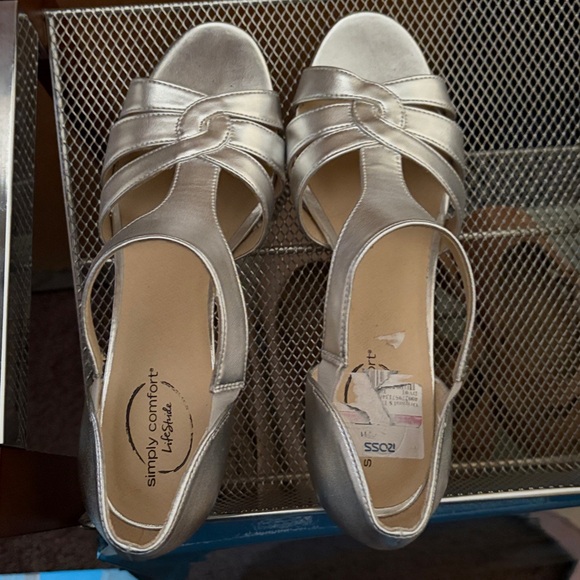 Life stride Women's Silver Sandals 8.5M GUC HOLIDAY PARTY heels NYE - Picture 3 of 16